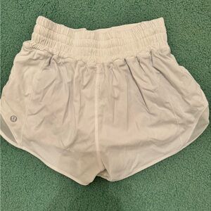 Lululemon Hotty Hot 2.5 inch shorts size 2 white